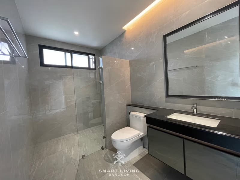 4 Bed House for Rent in Watthana