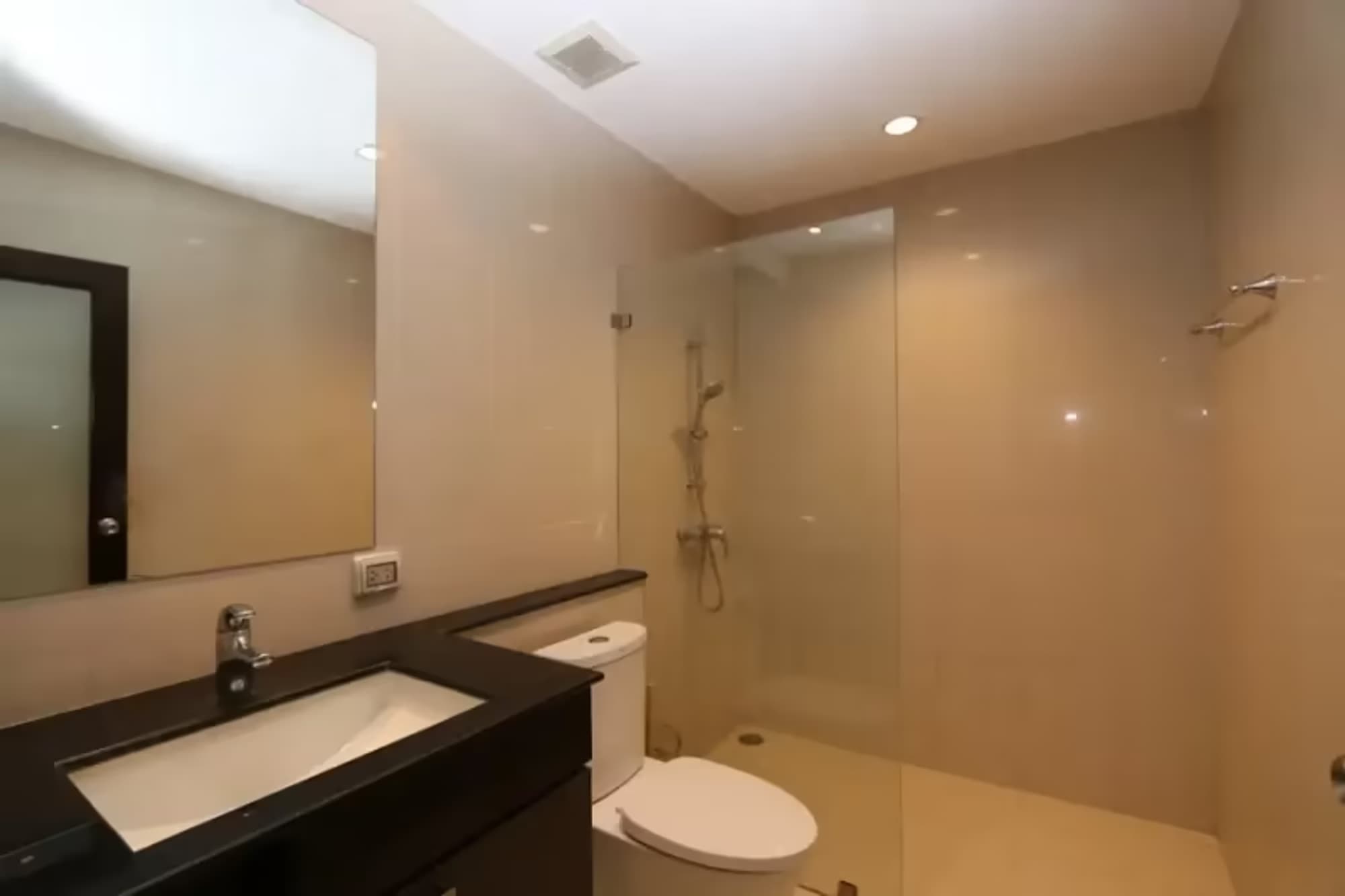 1 Bedroom Condo - Image 4