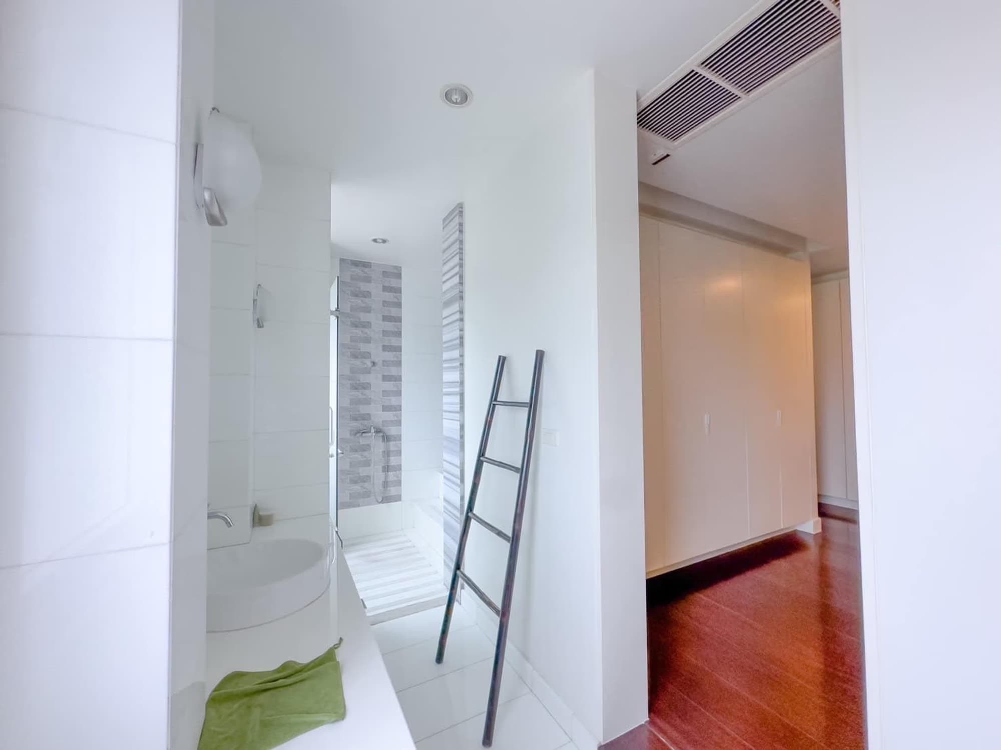 9 Bed House for Sale in Watthana - Image 7