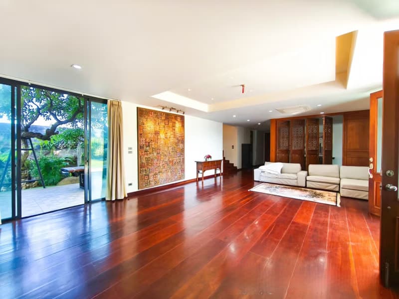 7 Bed House for Rent in Saraphi District