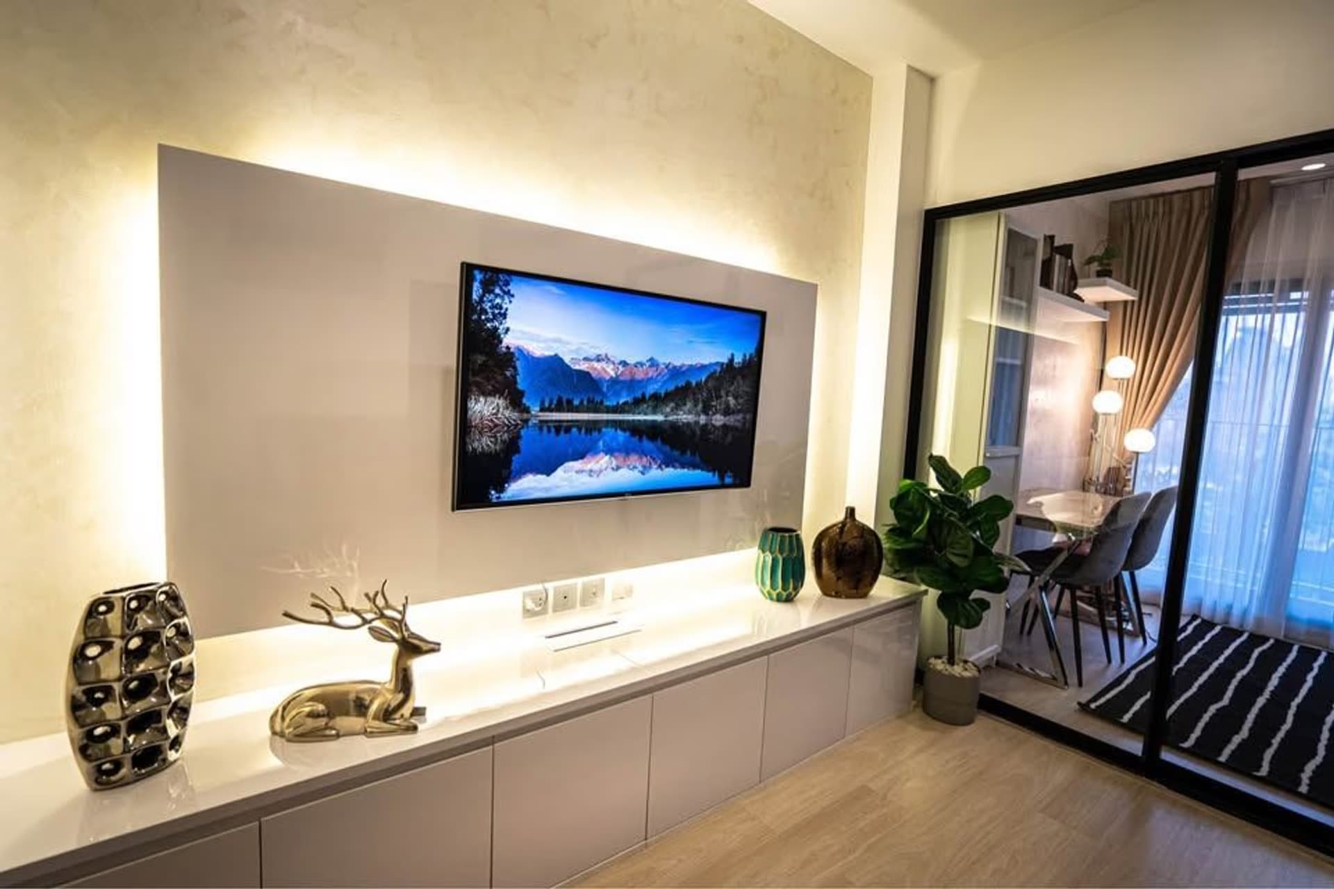 1 Bed Condo for Rent and Sale in Sathon - Image 2