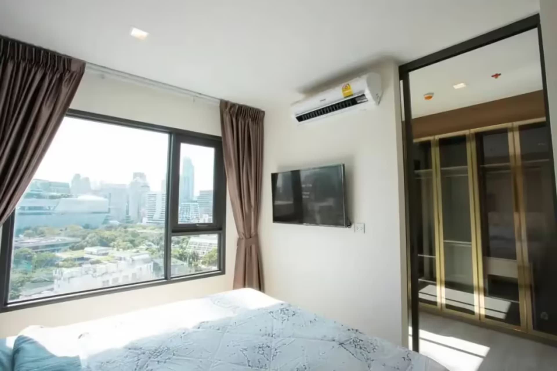 1 Bedroom Condo for Rent at Life One Wireless - Image 11