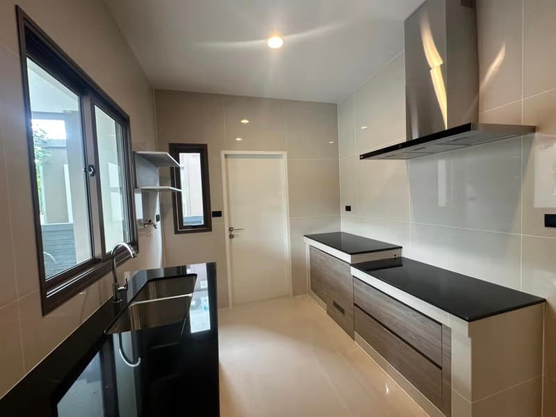 4 Bed House for Rent in Bang Kapi