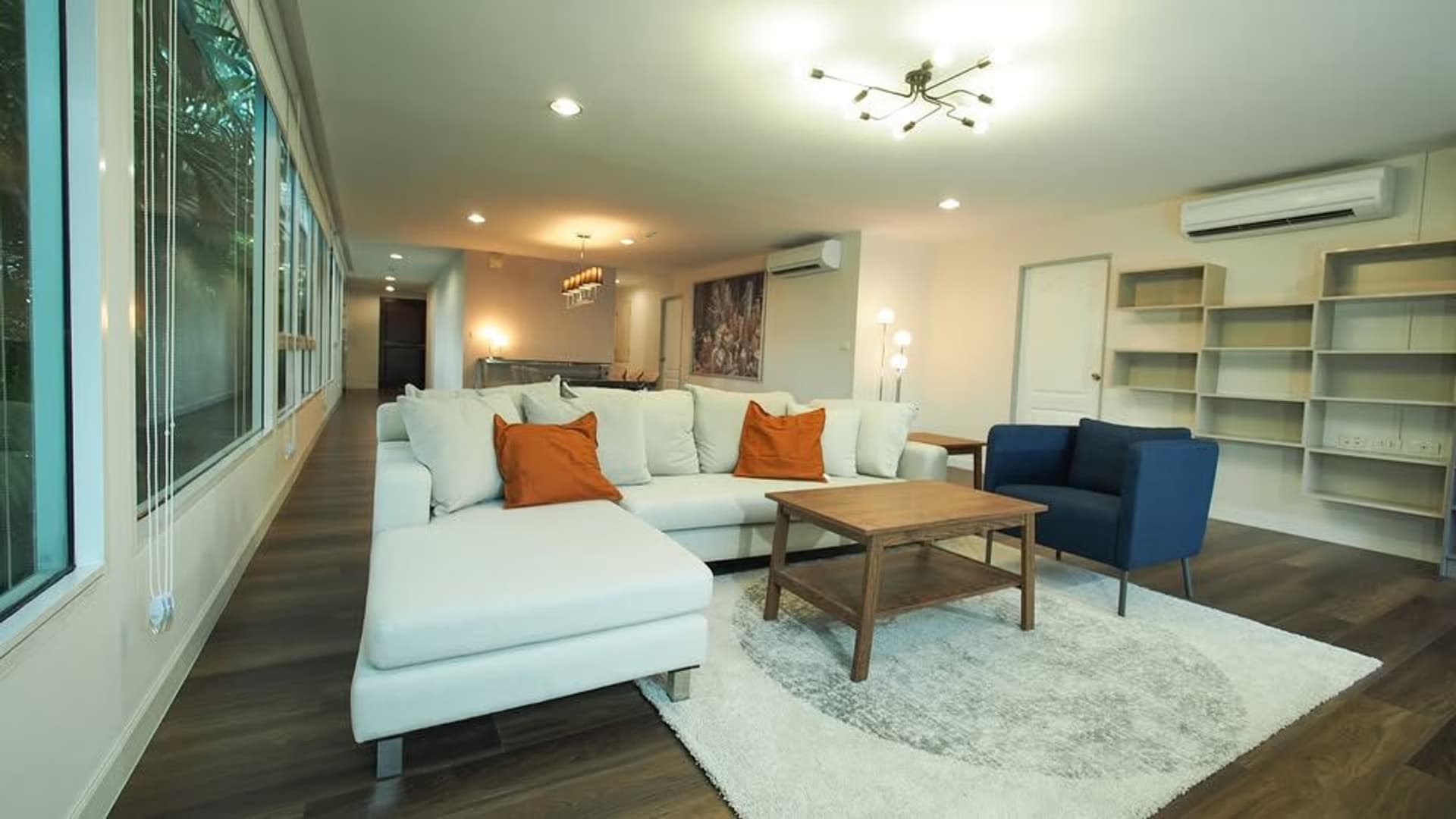 4 Bed Condo for Rent in Khlong San - Image 1