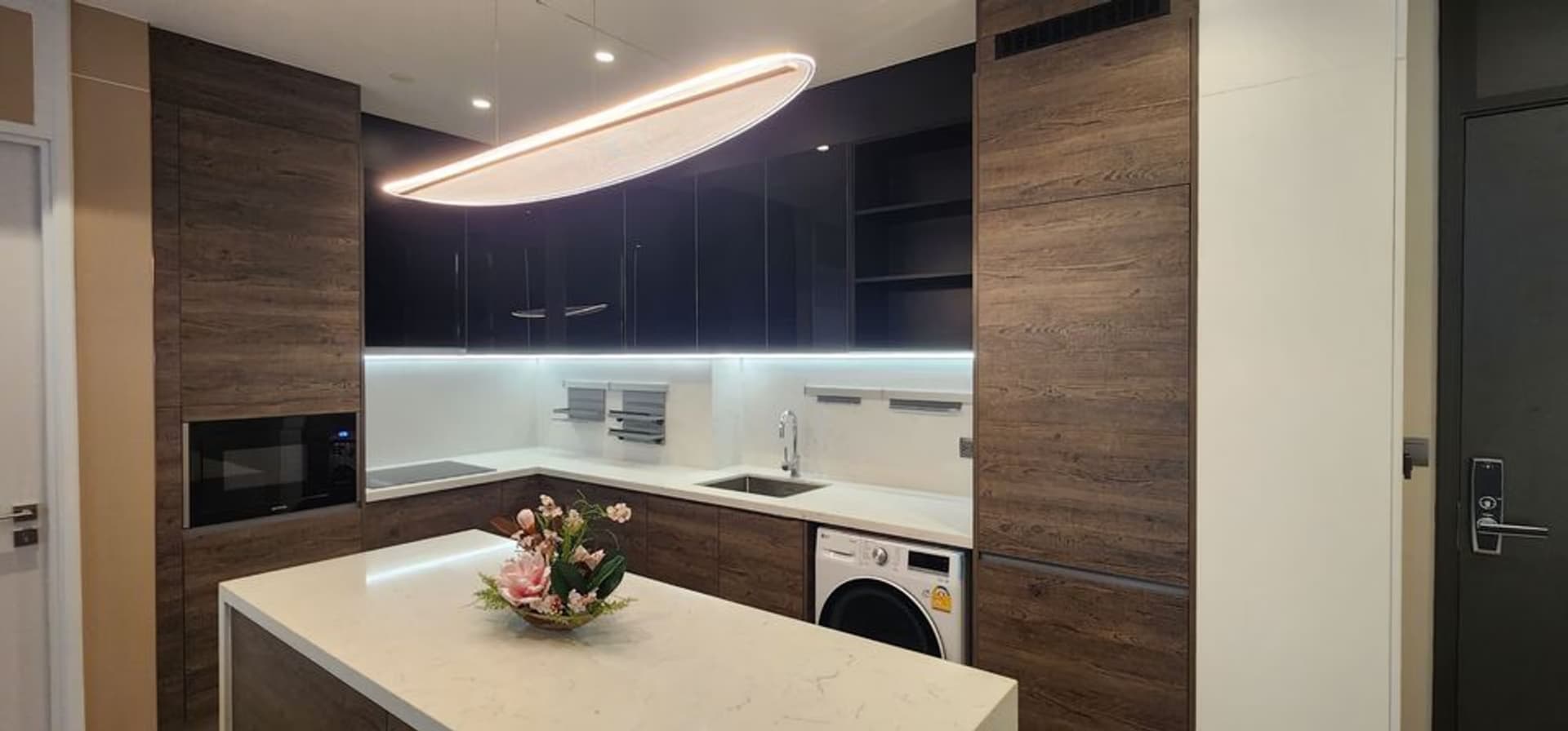 2 Bed Condo for Rent in Pathum Wan - Image 3