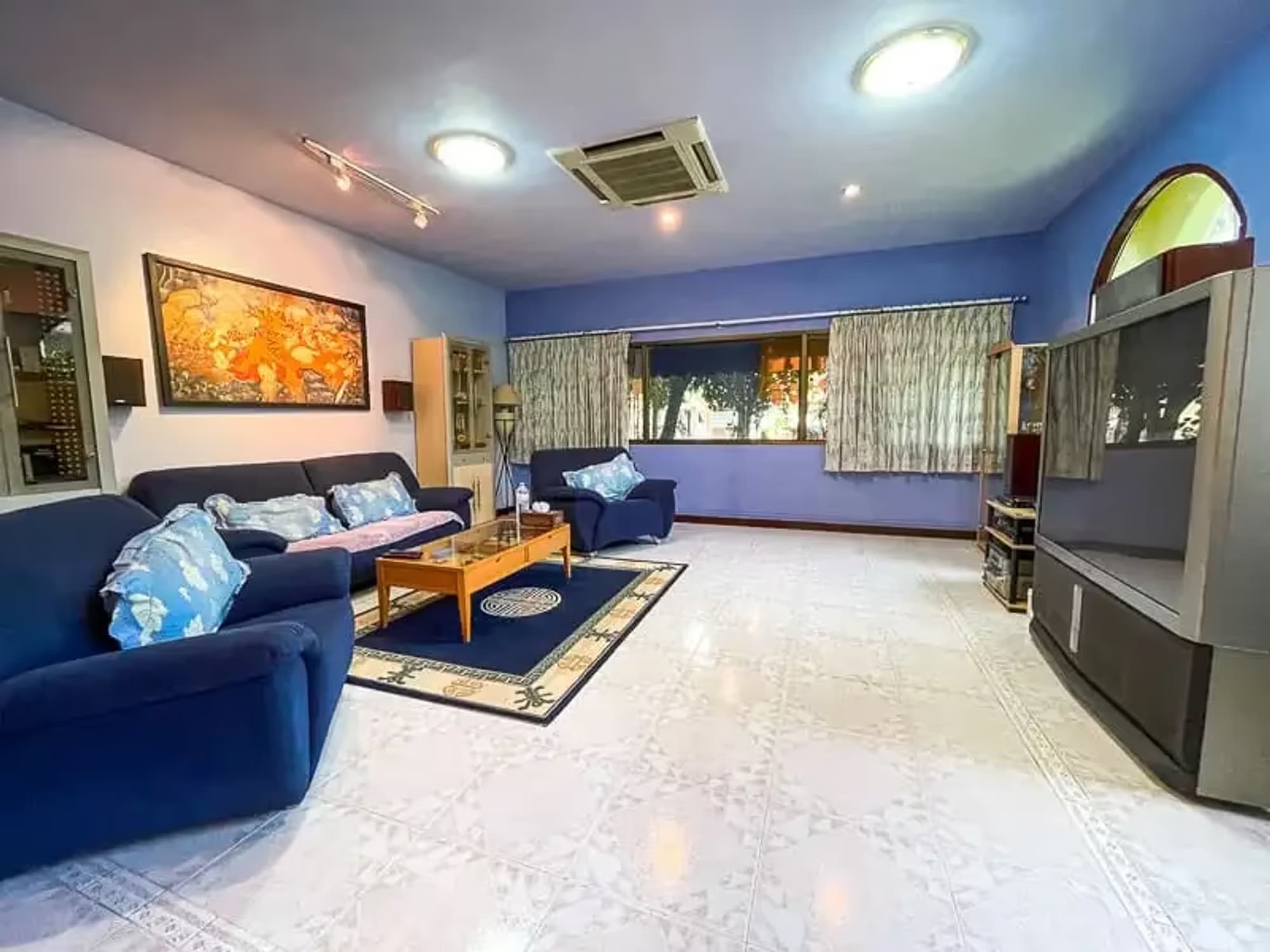 5 Bedroom House - Image 2