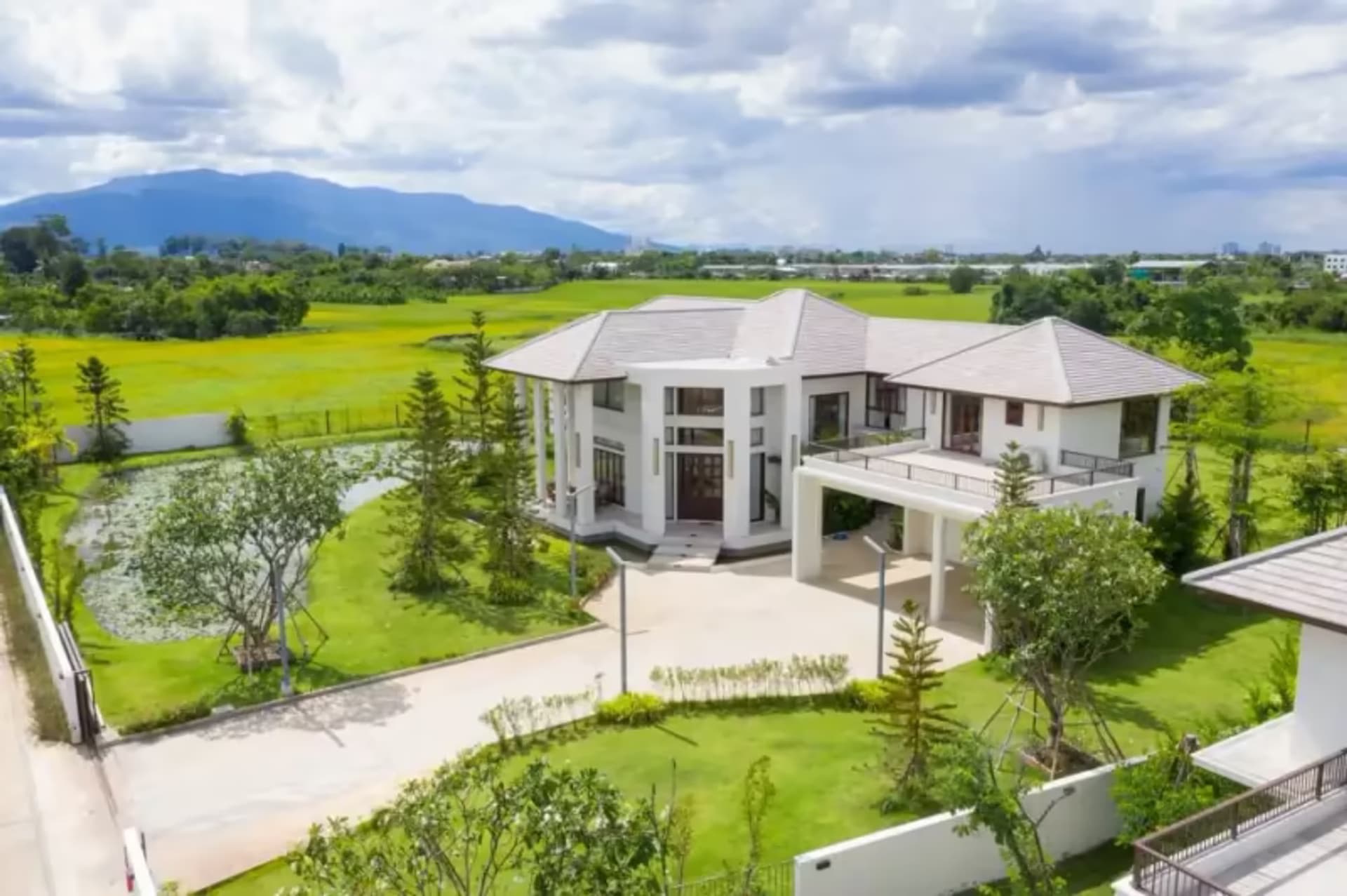 7 Bedroom House - Image 7