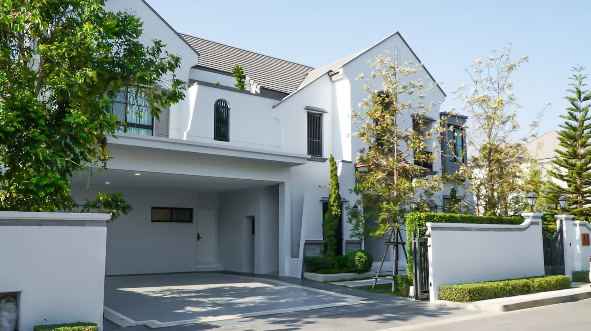 4 Bed House for Rent and Sale in Saphan Sung - Image 1