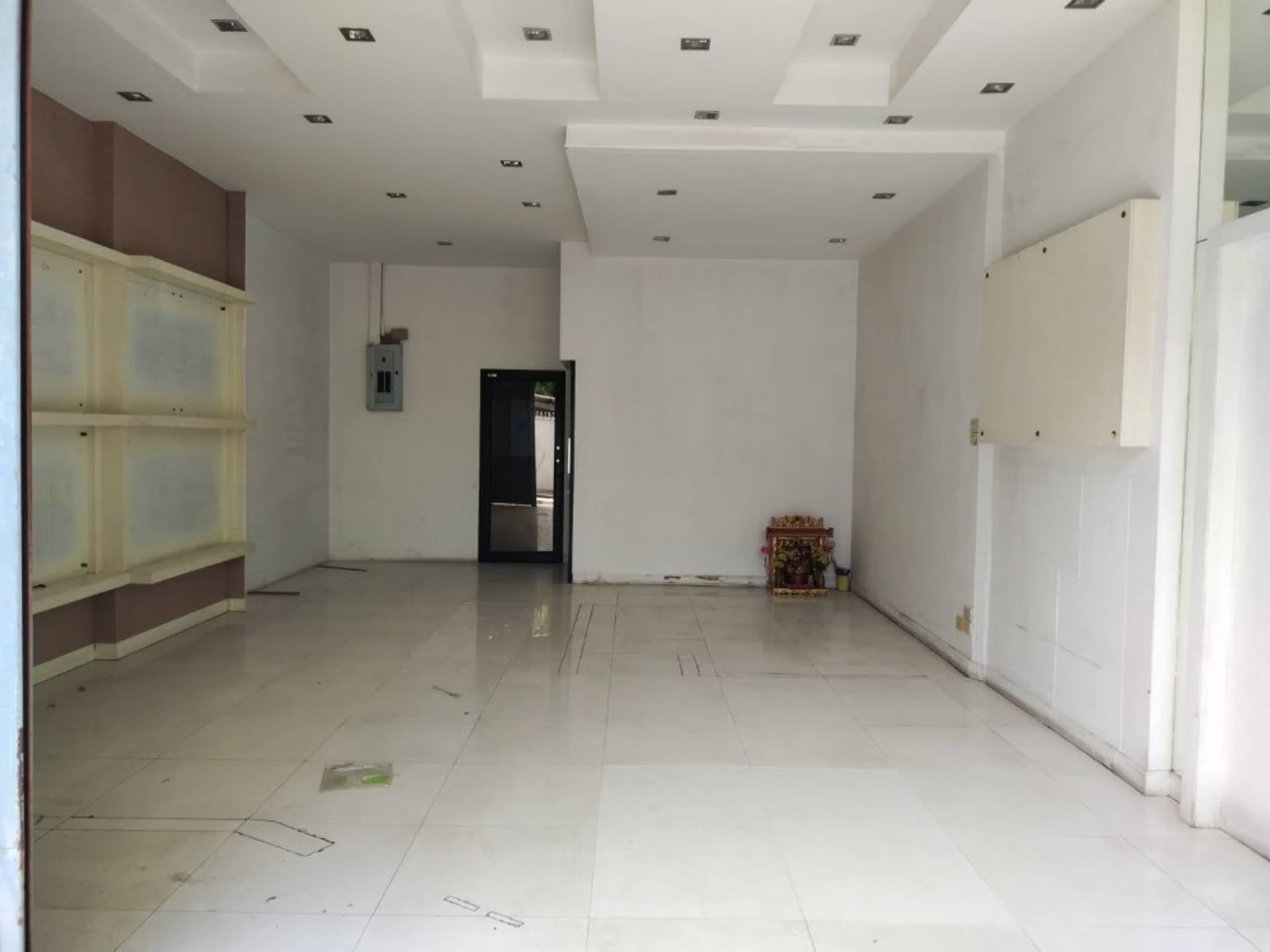 5 Bed Commercial for Rent in Yan Nawa - Image 3