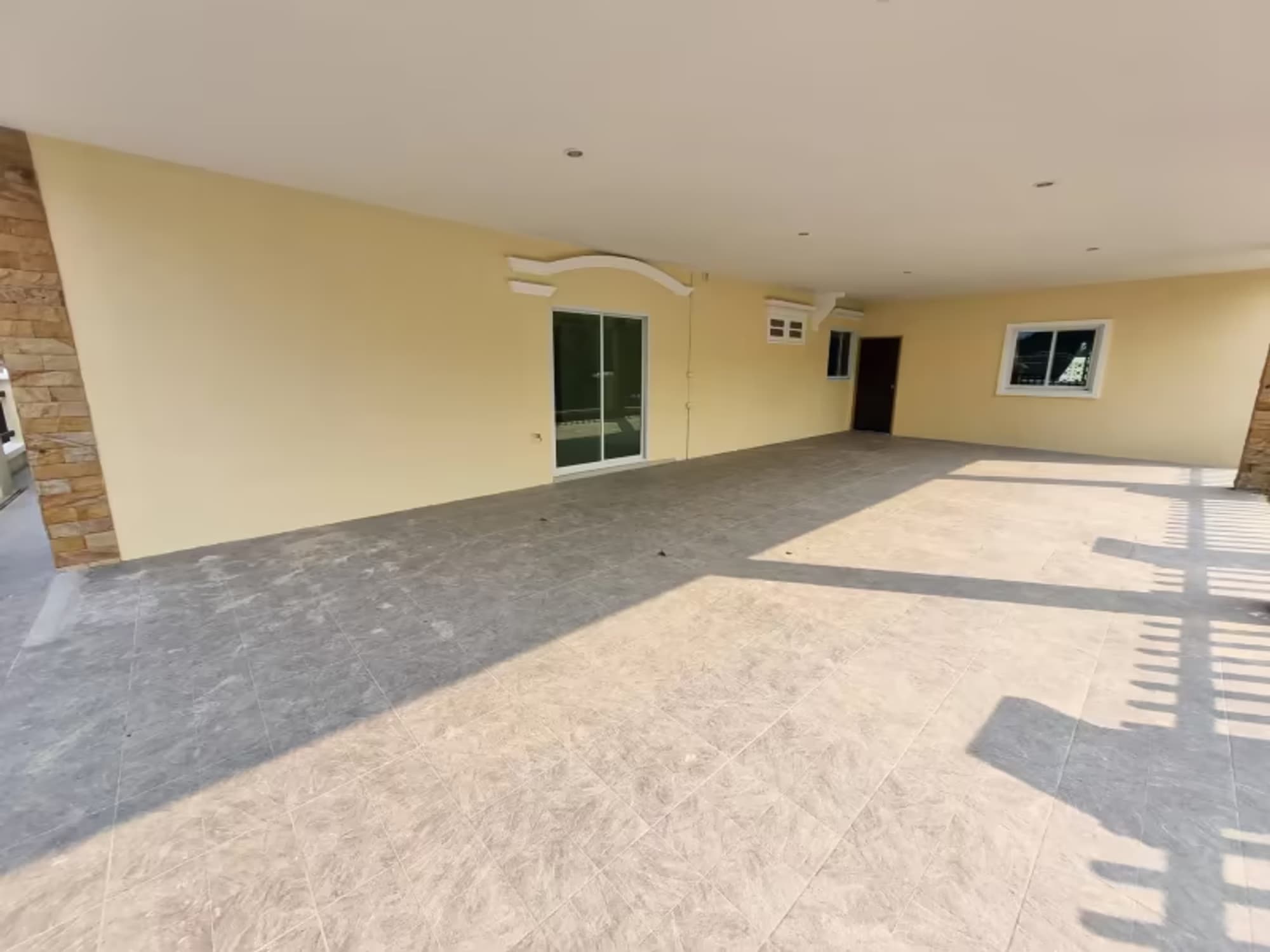 8 Bedroom House - Image 14