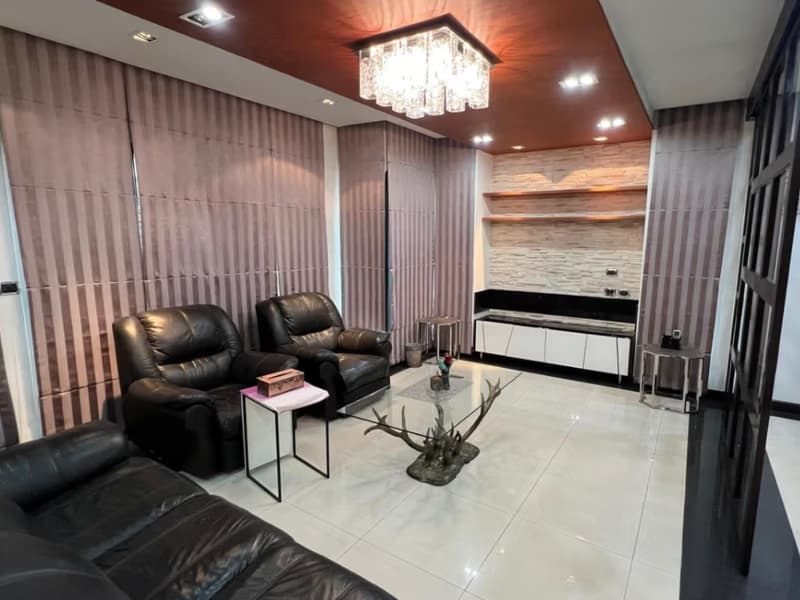 5 Bed Townhouse for Rent in Khlong Toei