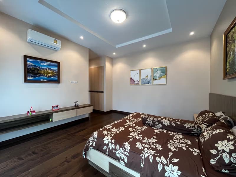Luxury Pool Villa Next To Lake in Summit Green Valley