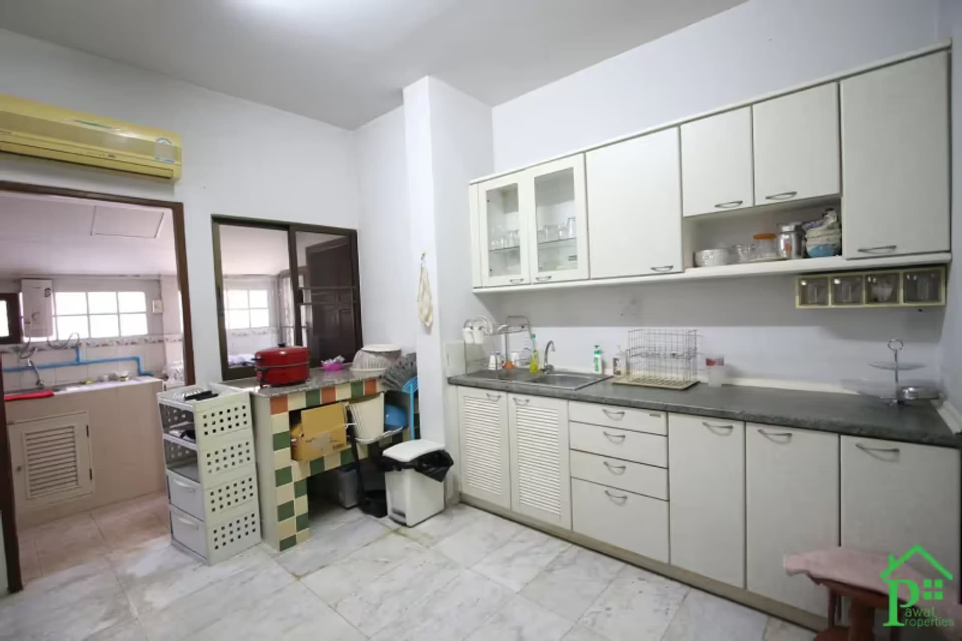 9 Bedroom House - Image 16