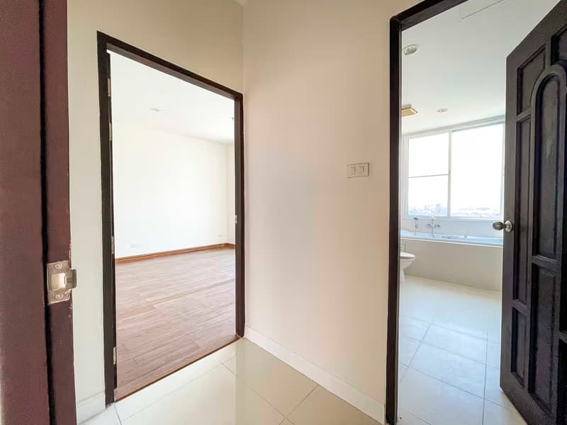 Unfurnished 4 Bed Condo w. Stunning Mountain View for Sale