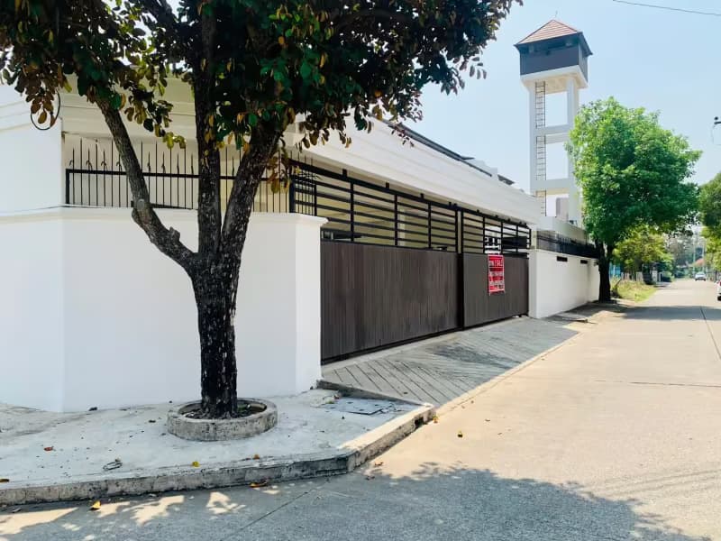 6 Bedroom House