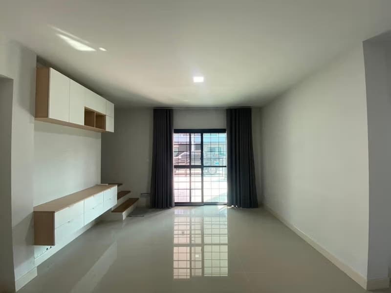 3 Bed Townhouse for Rent in Bang Phli