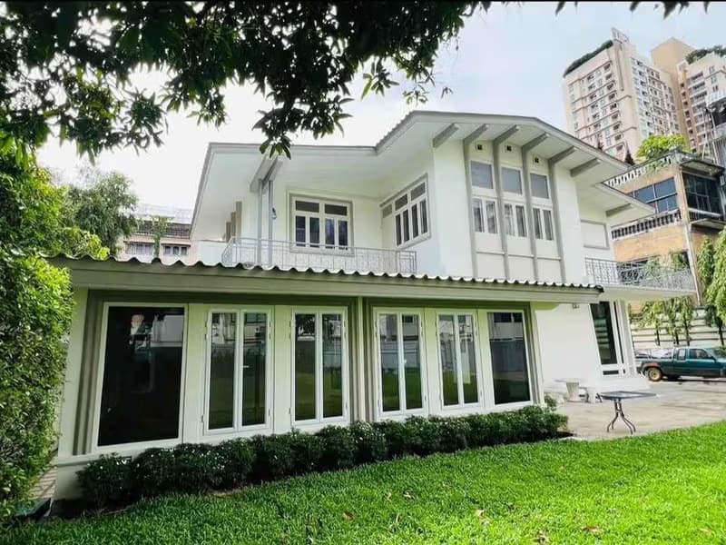 5 Bed House for Rent in Khlong Toei