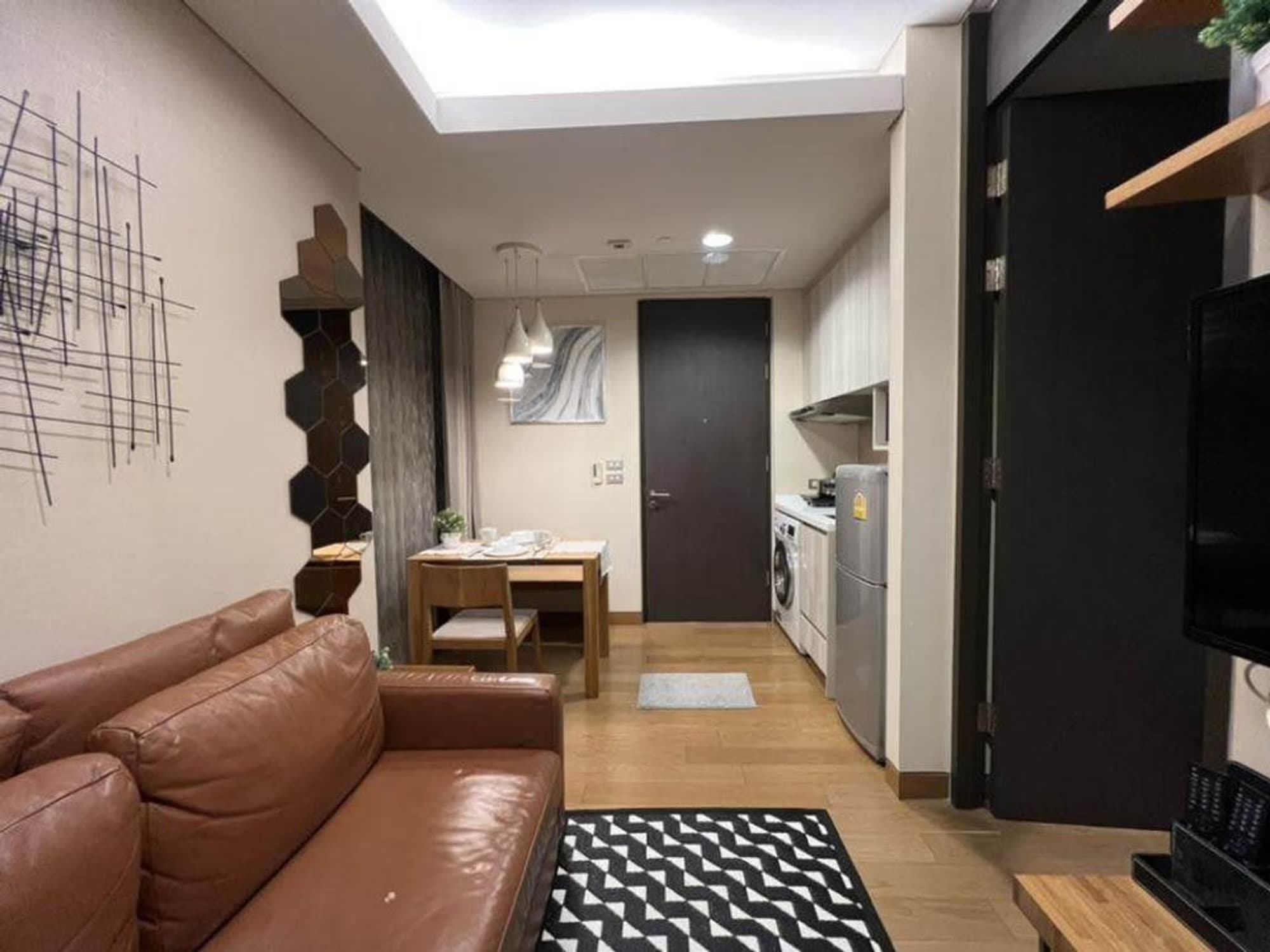 Condo for Rent at The Lumpini 24 - Image 2