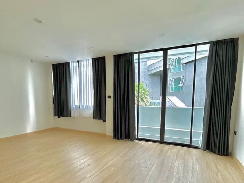 6 Bed Commercial for Rent in Sathon