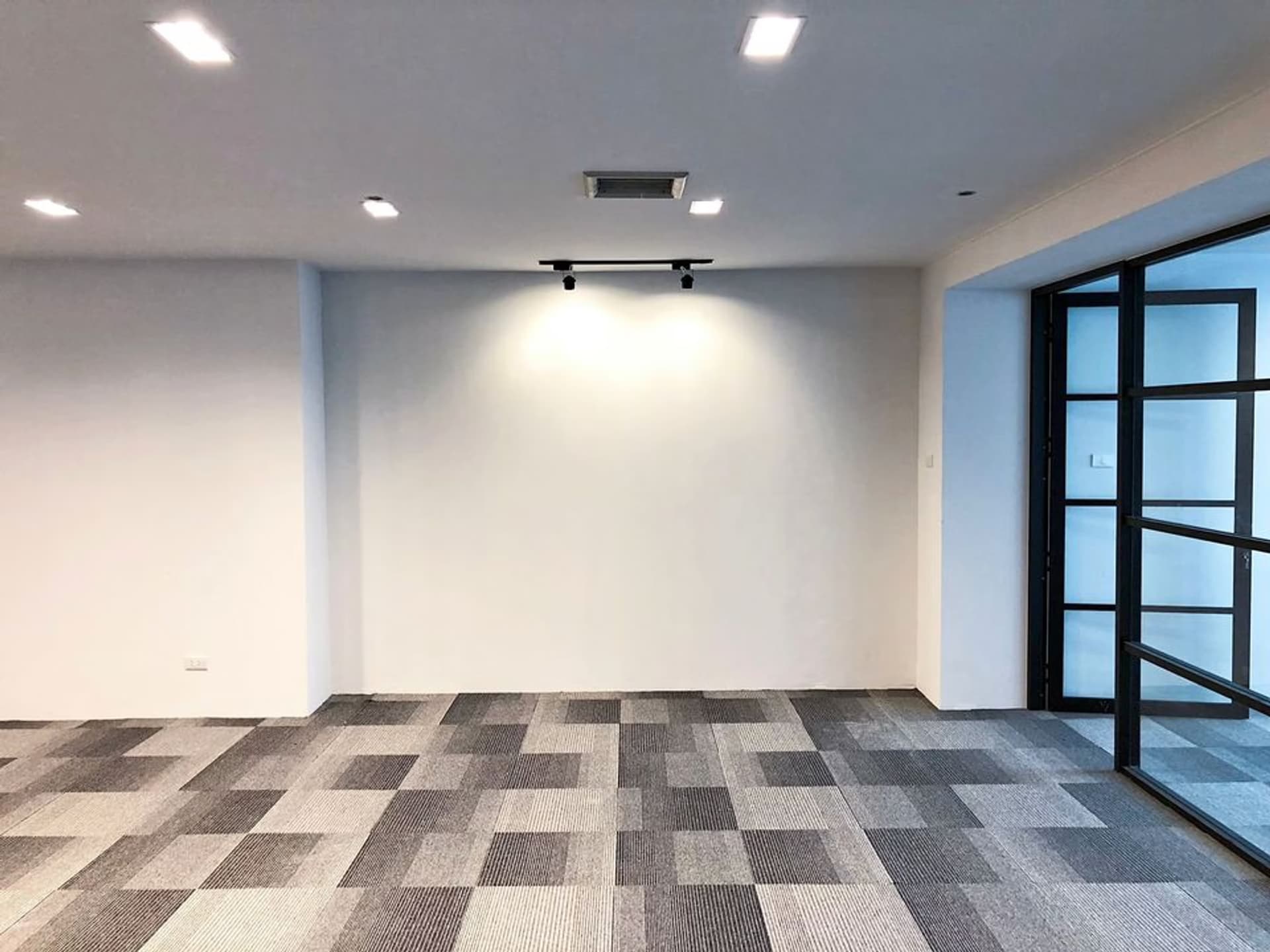 Commercial/Shophouse for Rent at Charn Issara Tower 2 - Image 2