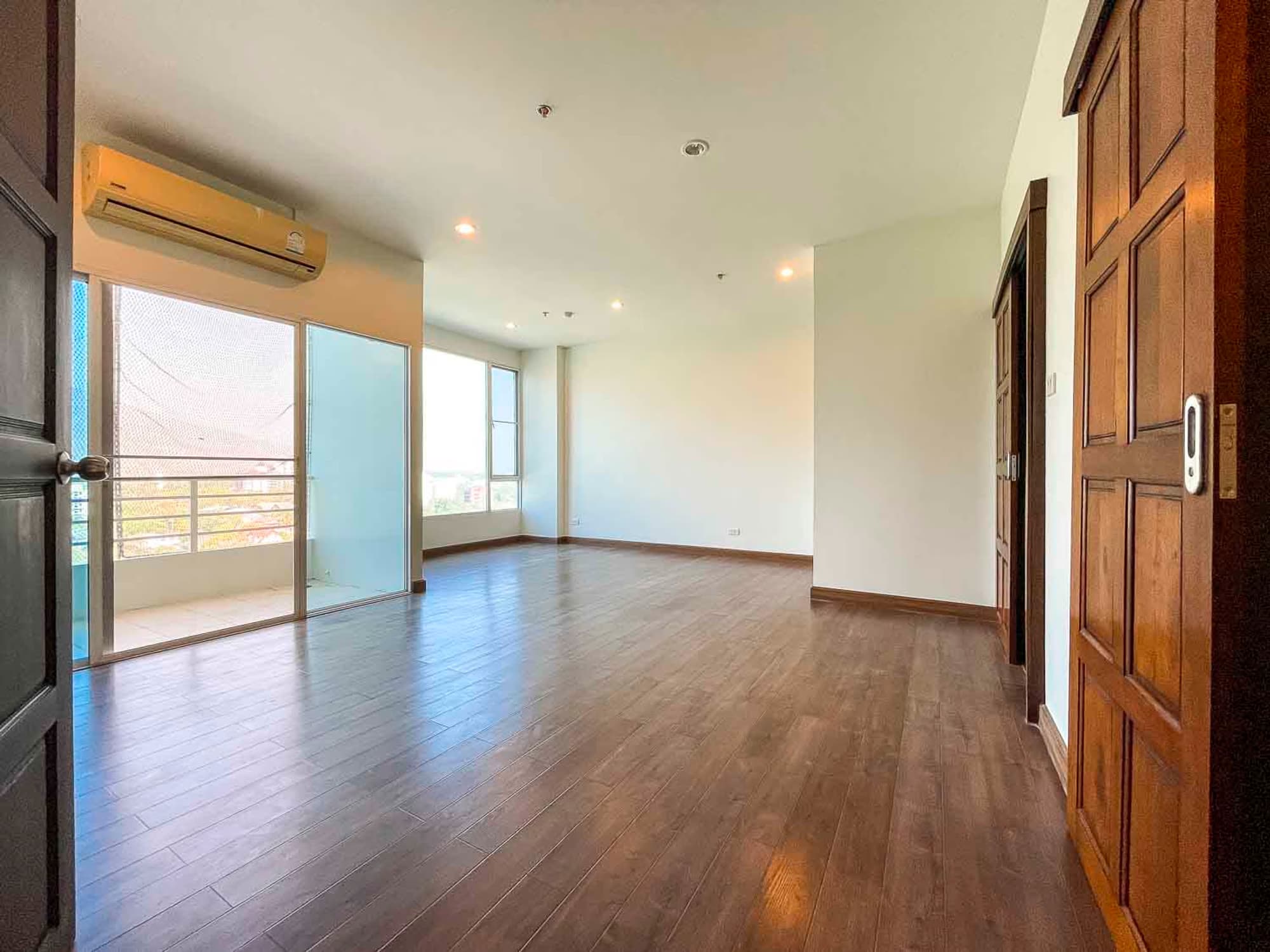 Unfurnished 4 Bed Condo w. Stunning Mountain View for Sale - Image 6