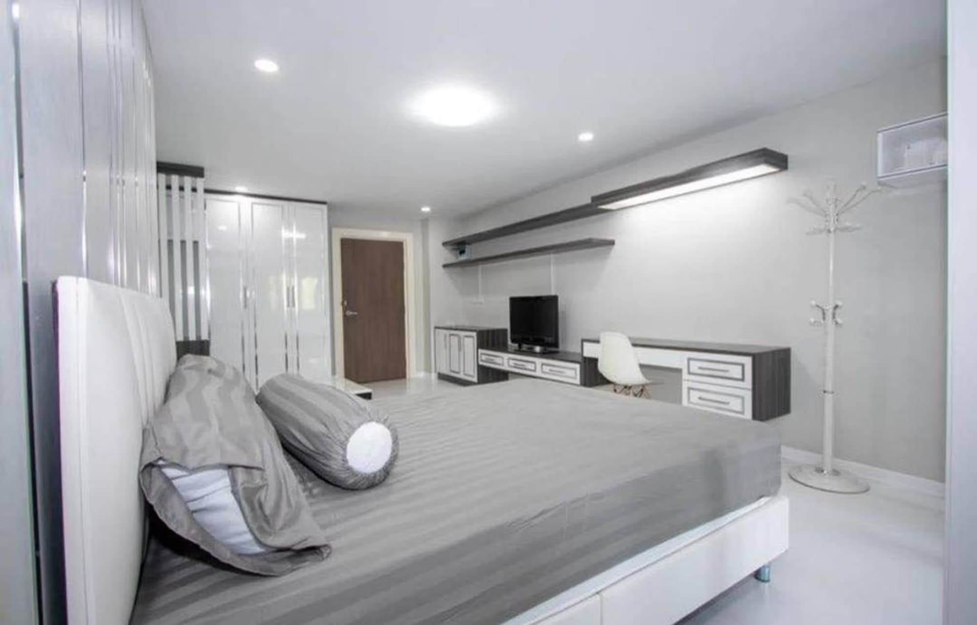 Condo for Sale, Rent at Hillside 4 - Image 6