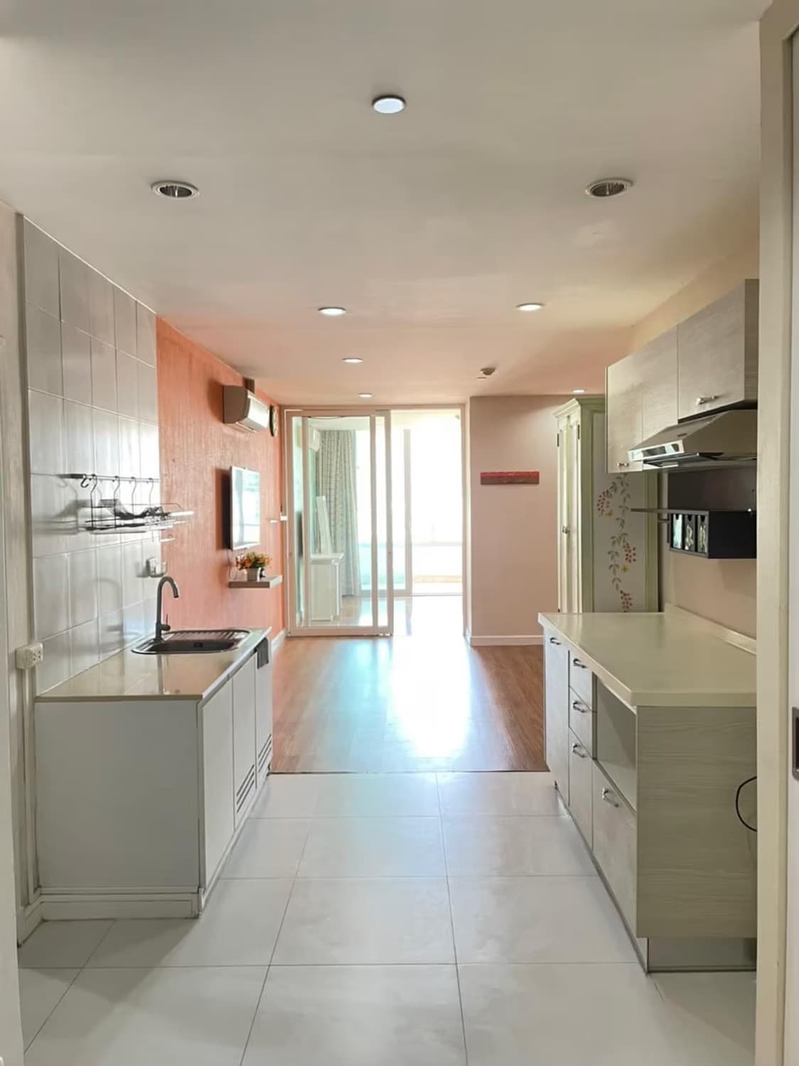 1 Bed Condo for Rent and Sale in Pathum Wan - Image 2