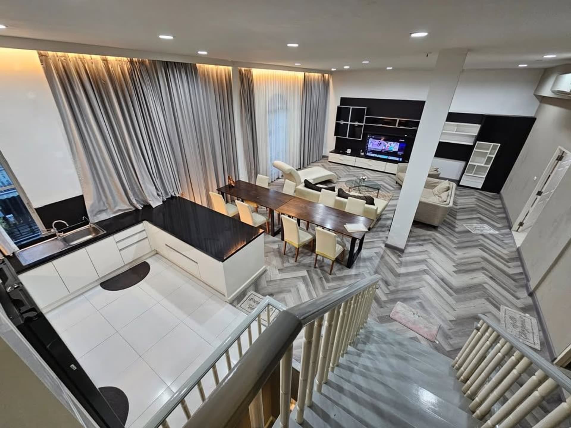 5 Bed Townhouse for Rent in Yan Nawa - Image 3
