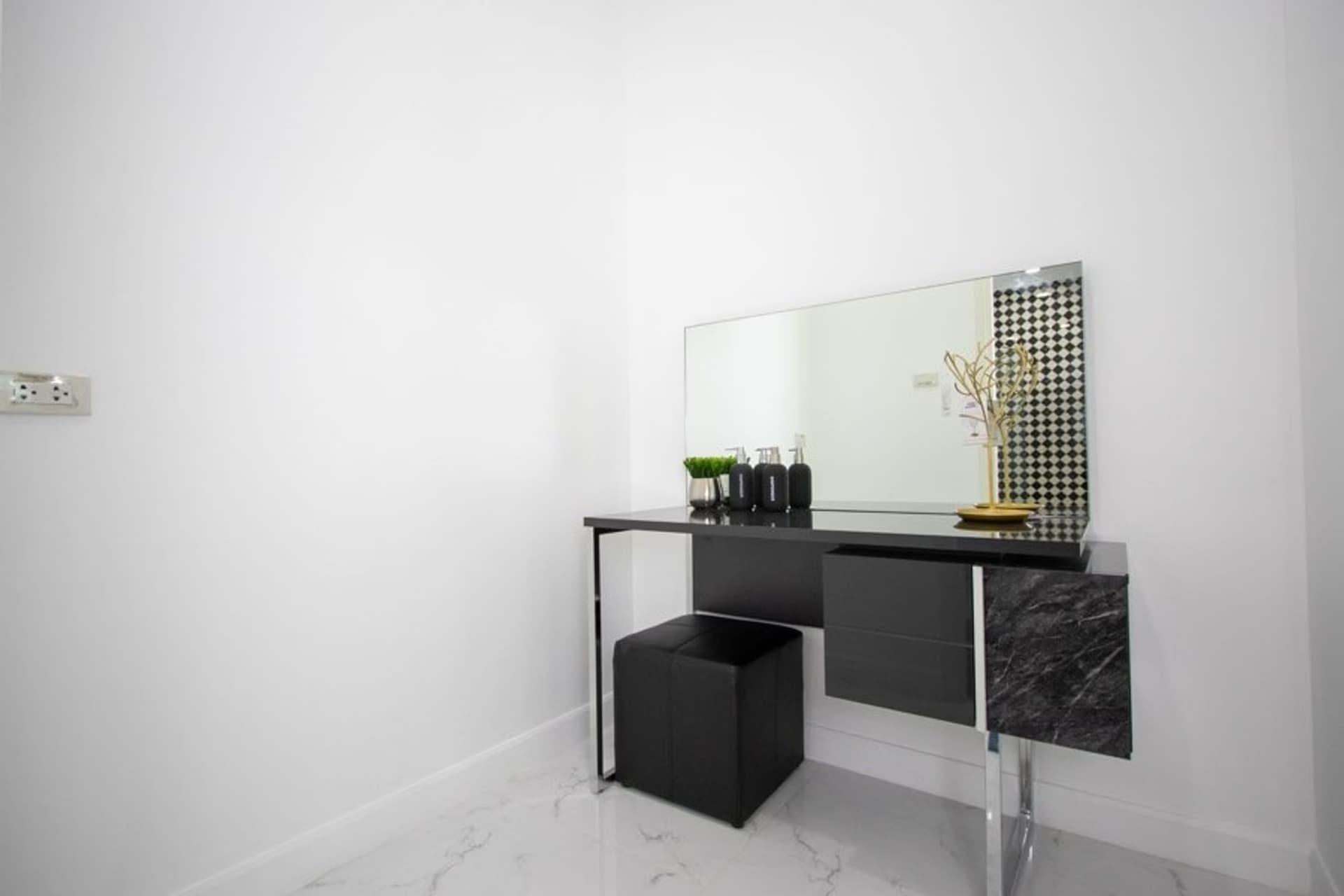 2 Bed House for Rent in Mueang Chiang Mai - Image 12