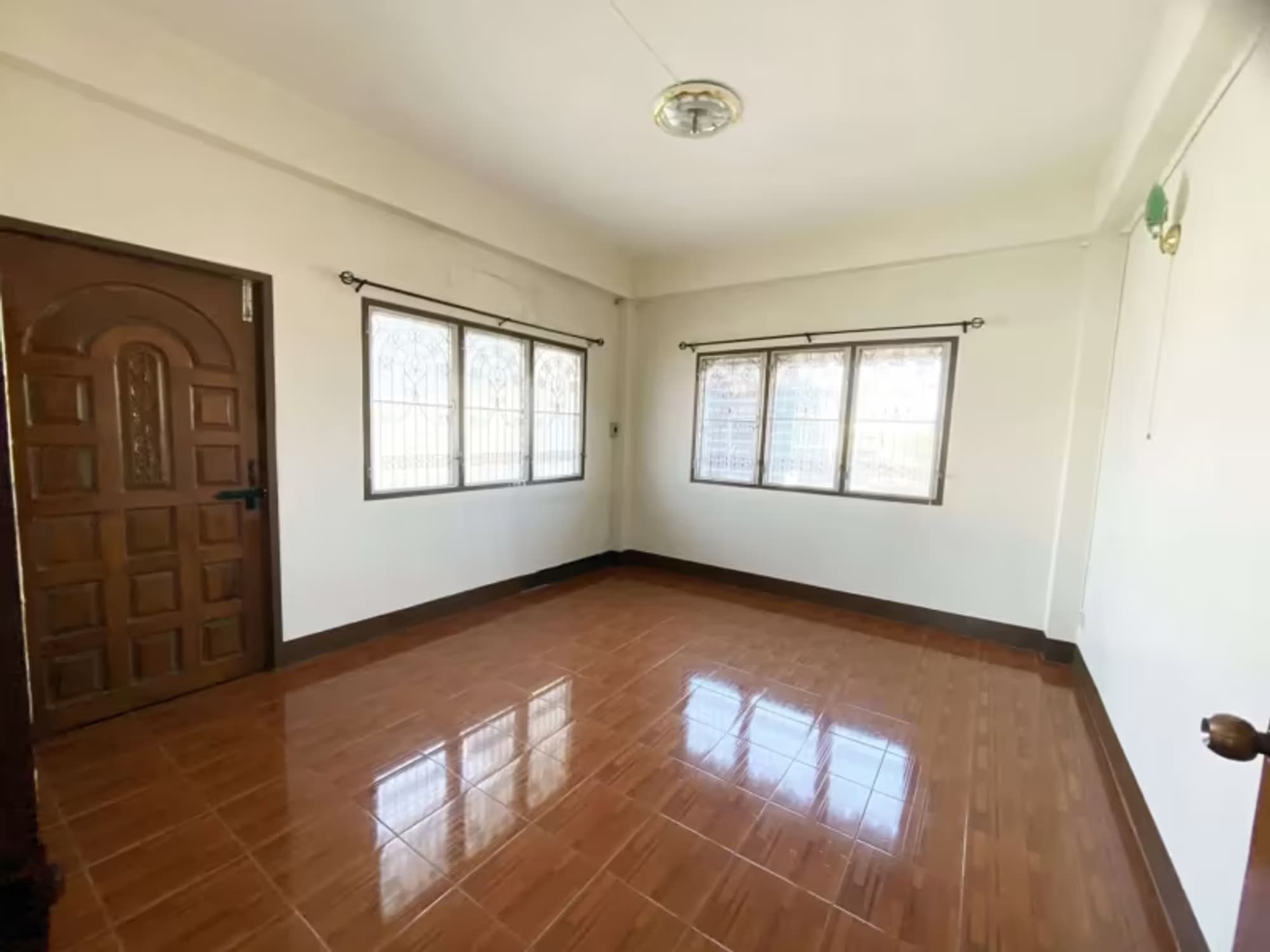 6 Bedroom House - Image 6