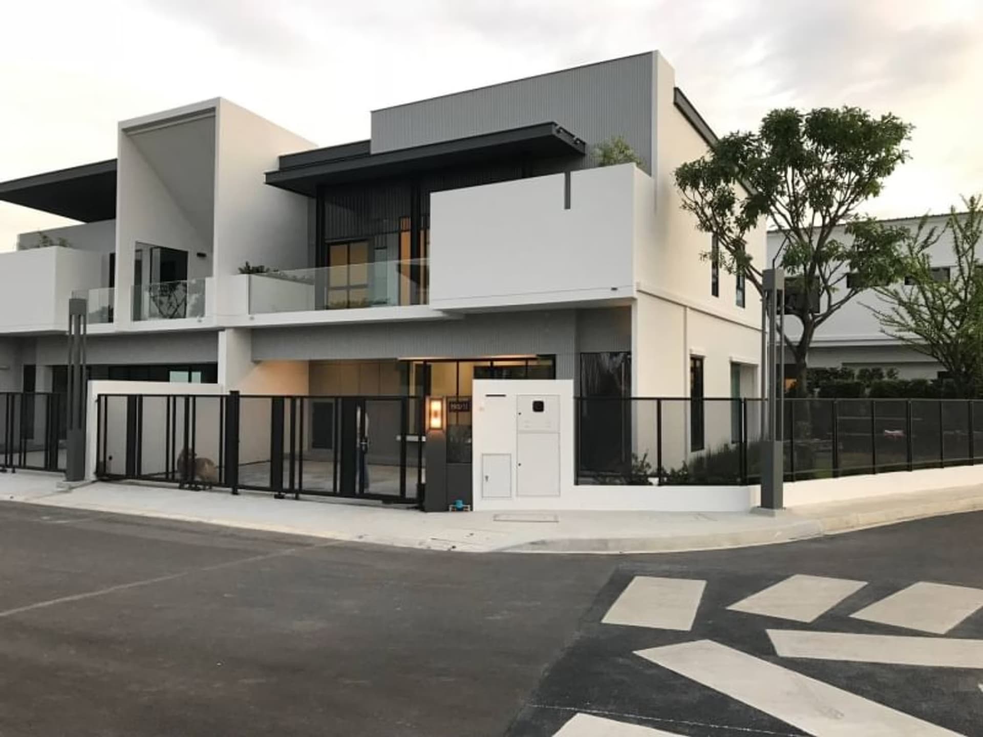3 Bed House for Rent and Sale in Bang Phli - Image 11