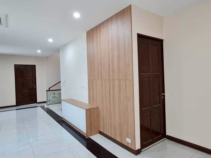 4 Bed House for Rent in Watthana