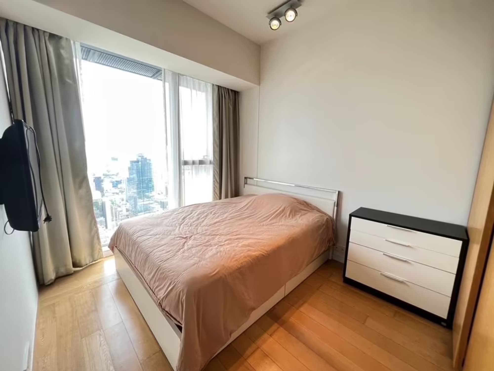 The Met Condominium - Image 8