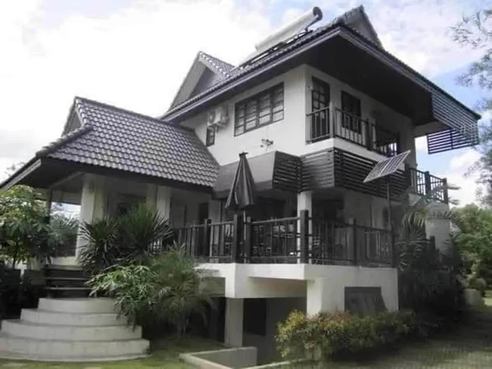 7 Bedroom House - Image 3