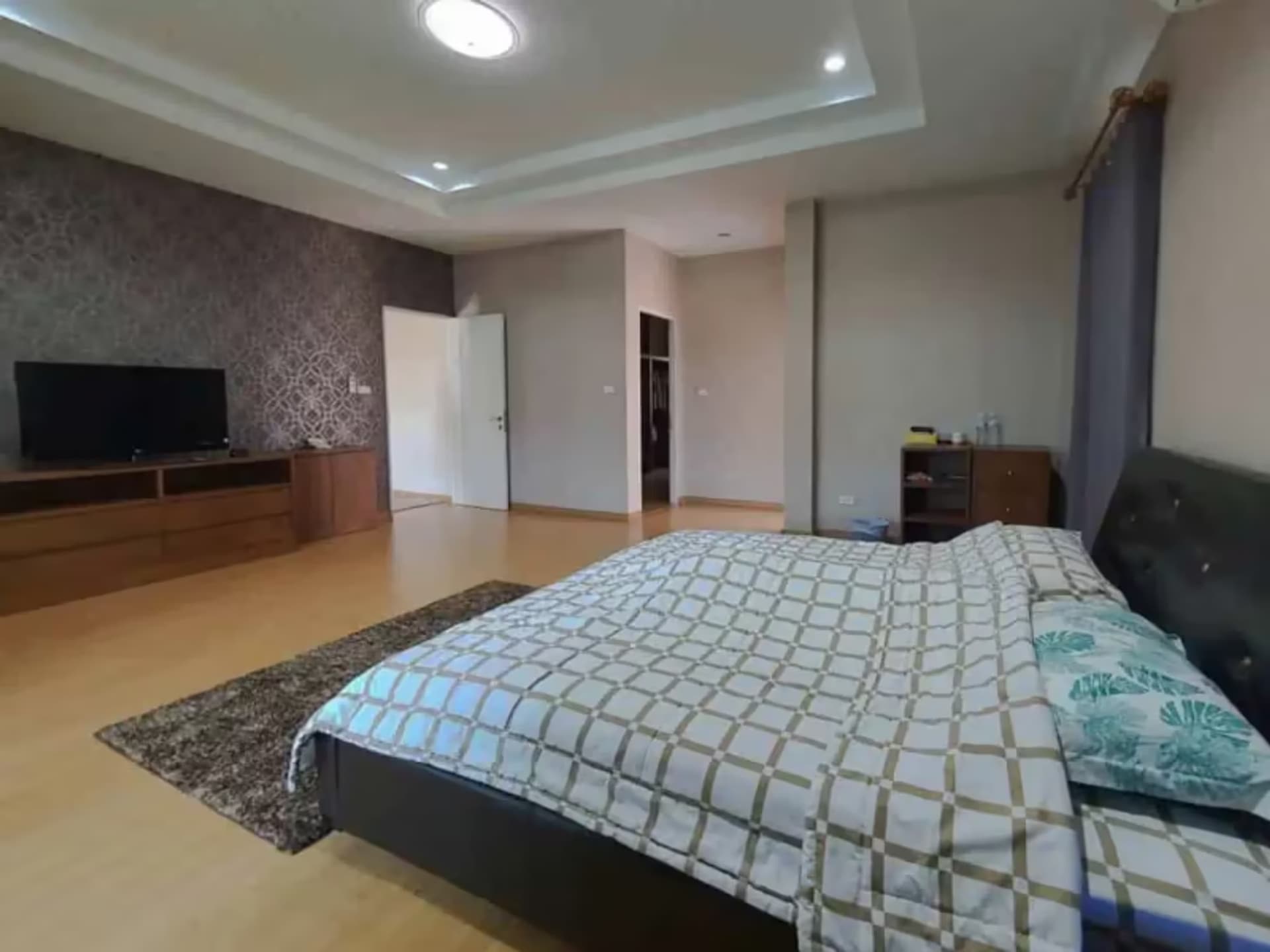 5 Bedroom House - Image 11