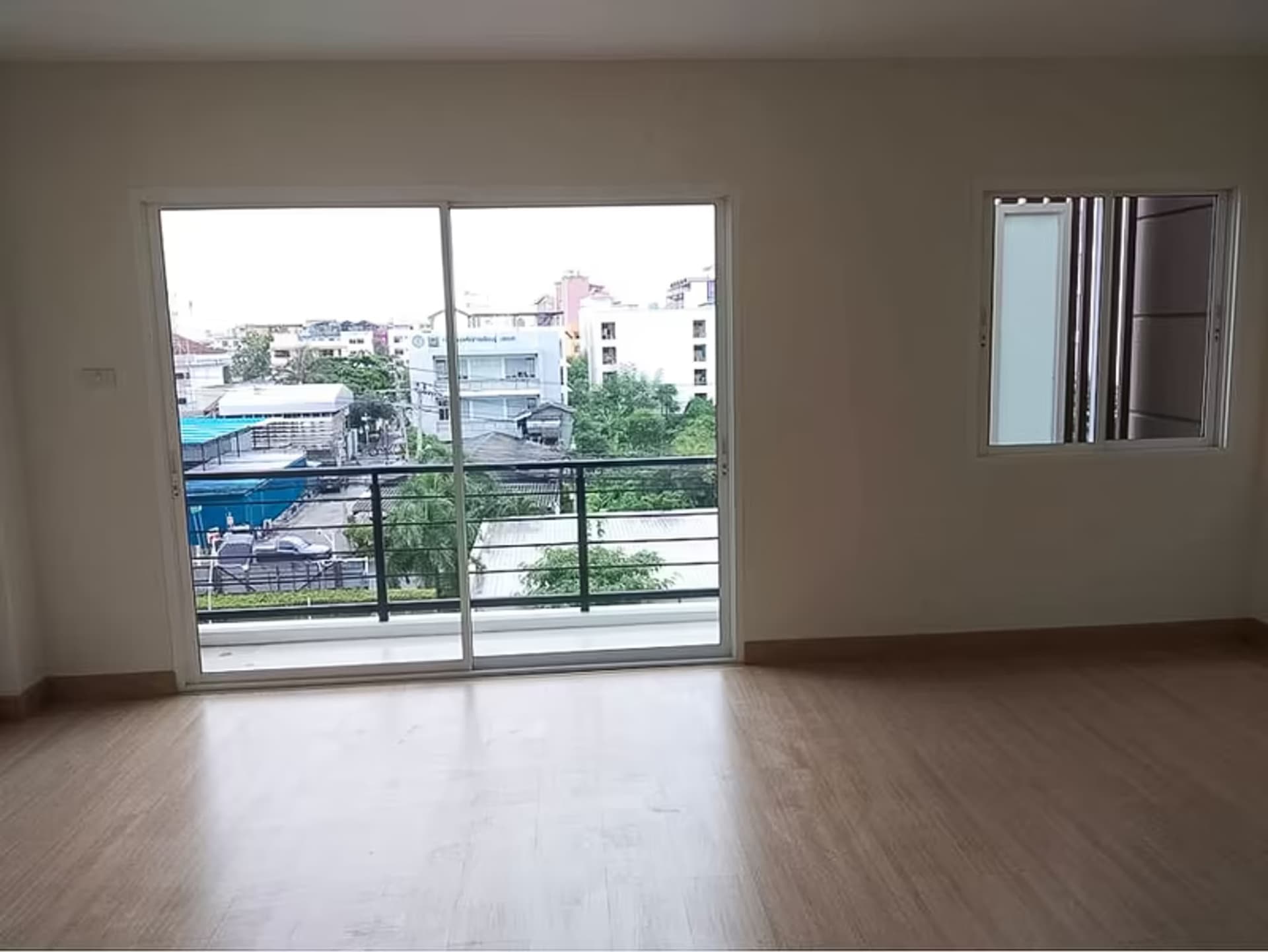 5 Bedroom Commercial - Image 4