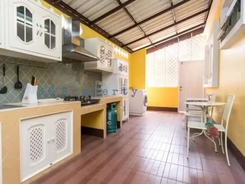 6 Bedroom House