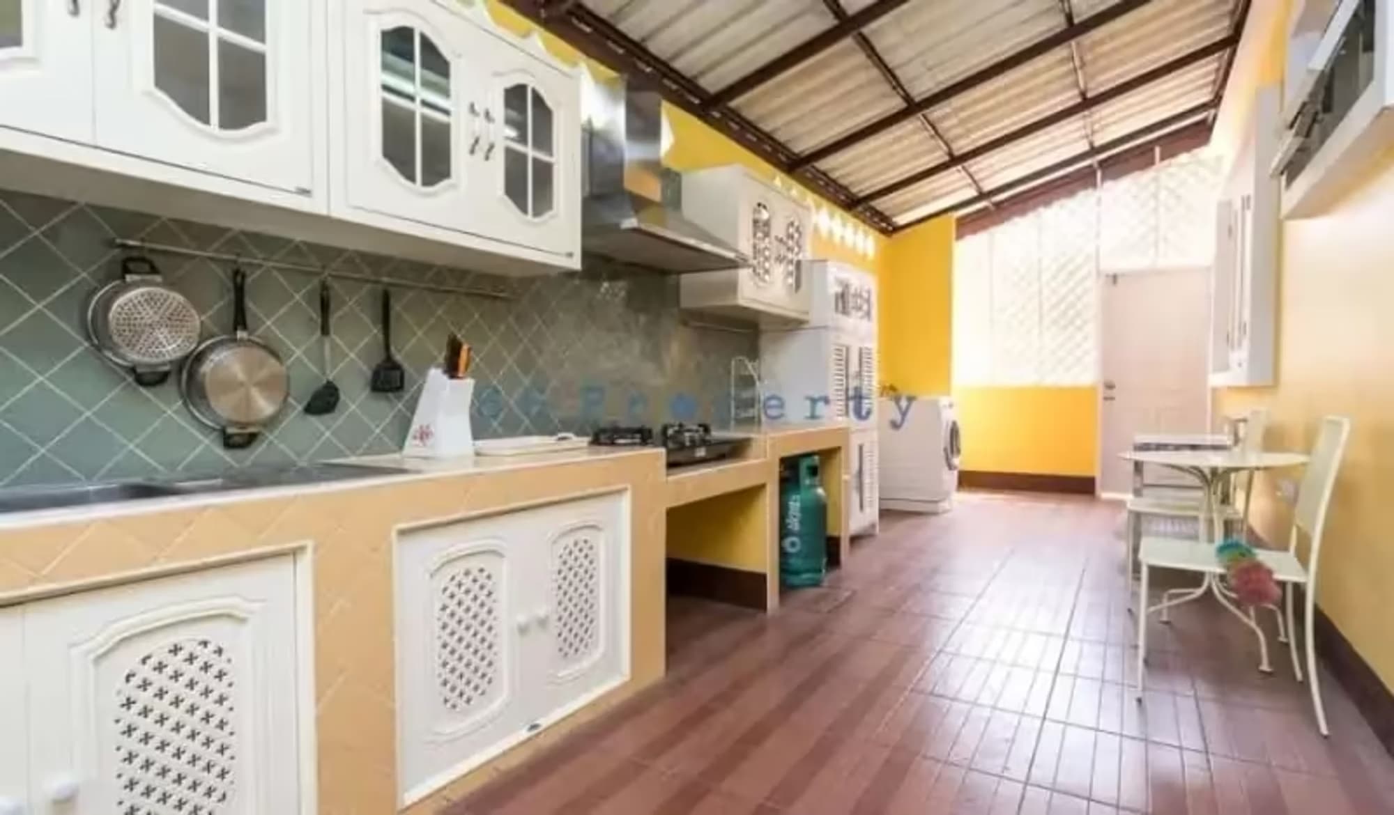 6 Bedroom House - Image 8