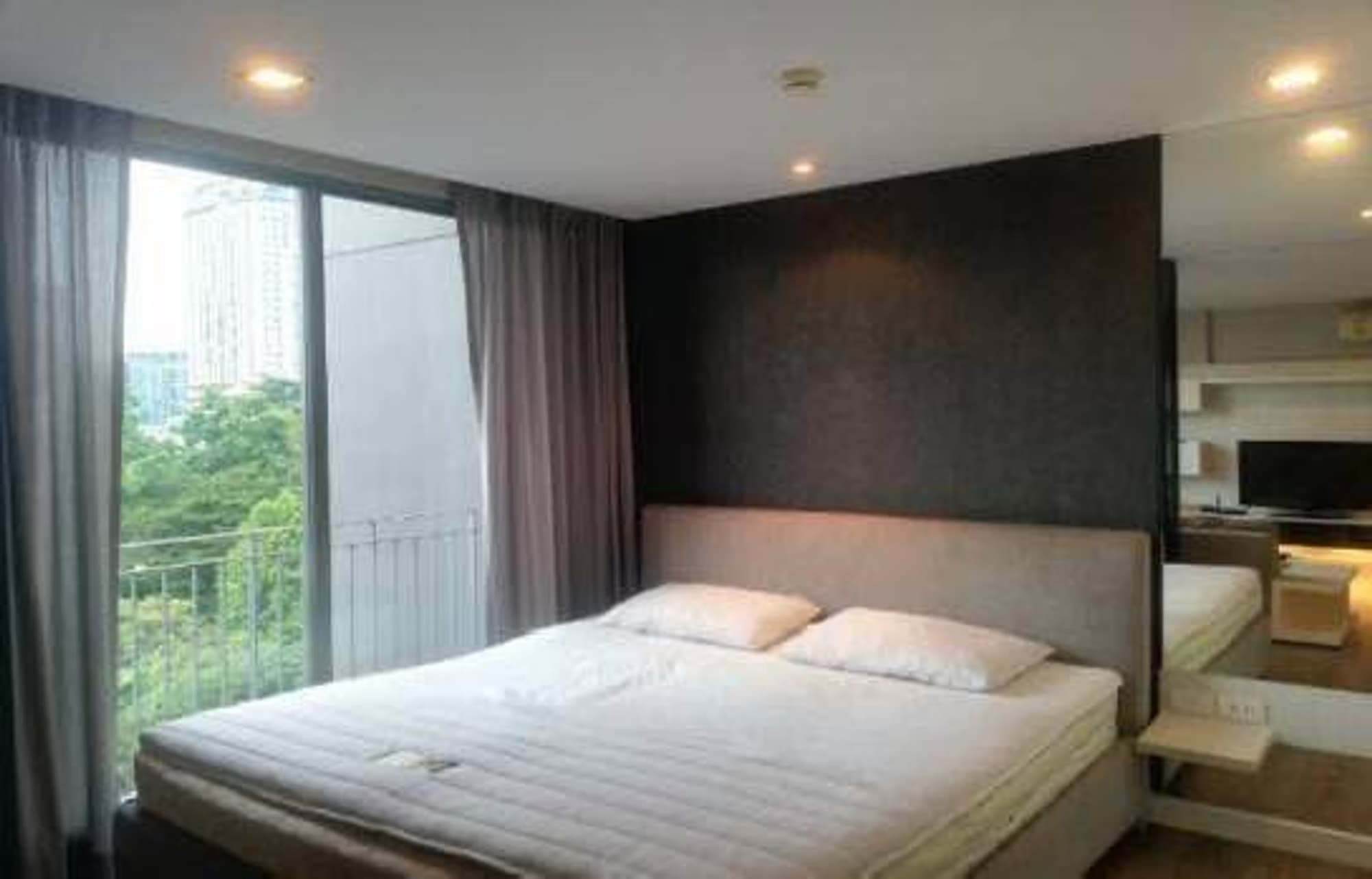 Condo for Rent at The Room Sukhumvit 40 - Image 4