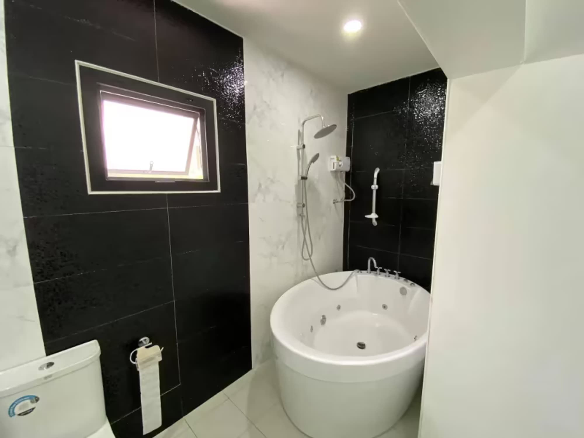 5 Bedroom House - Image 9