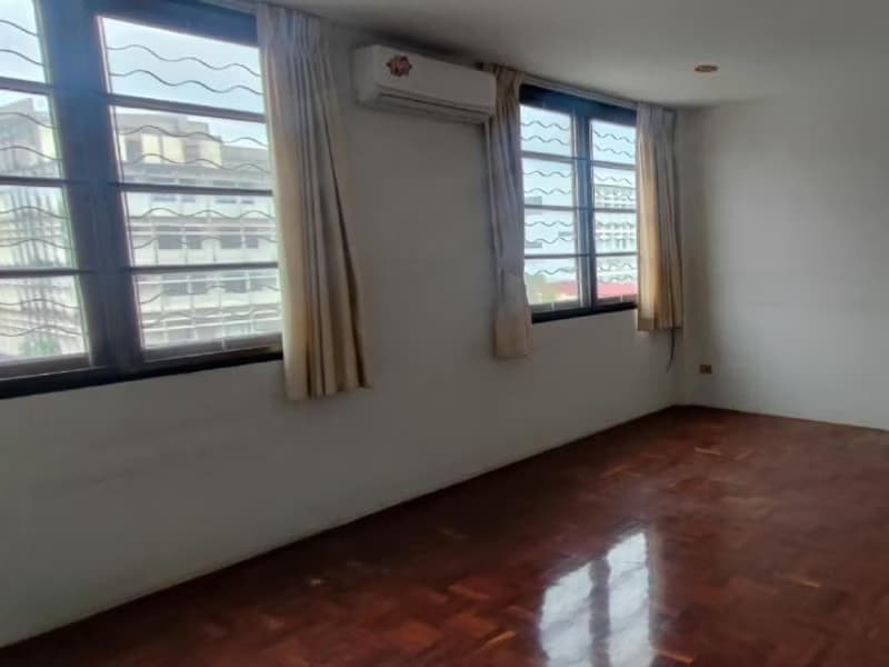 11 Bed Commercial for Rent in Watthana