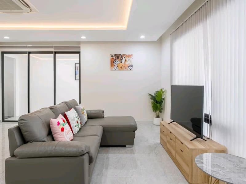 5 Bed House for Rent in Khlong Toei