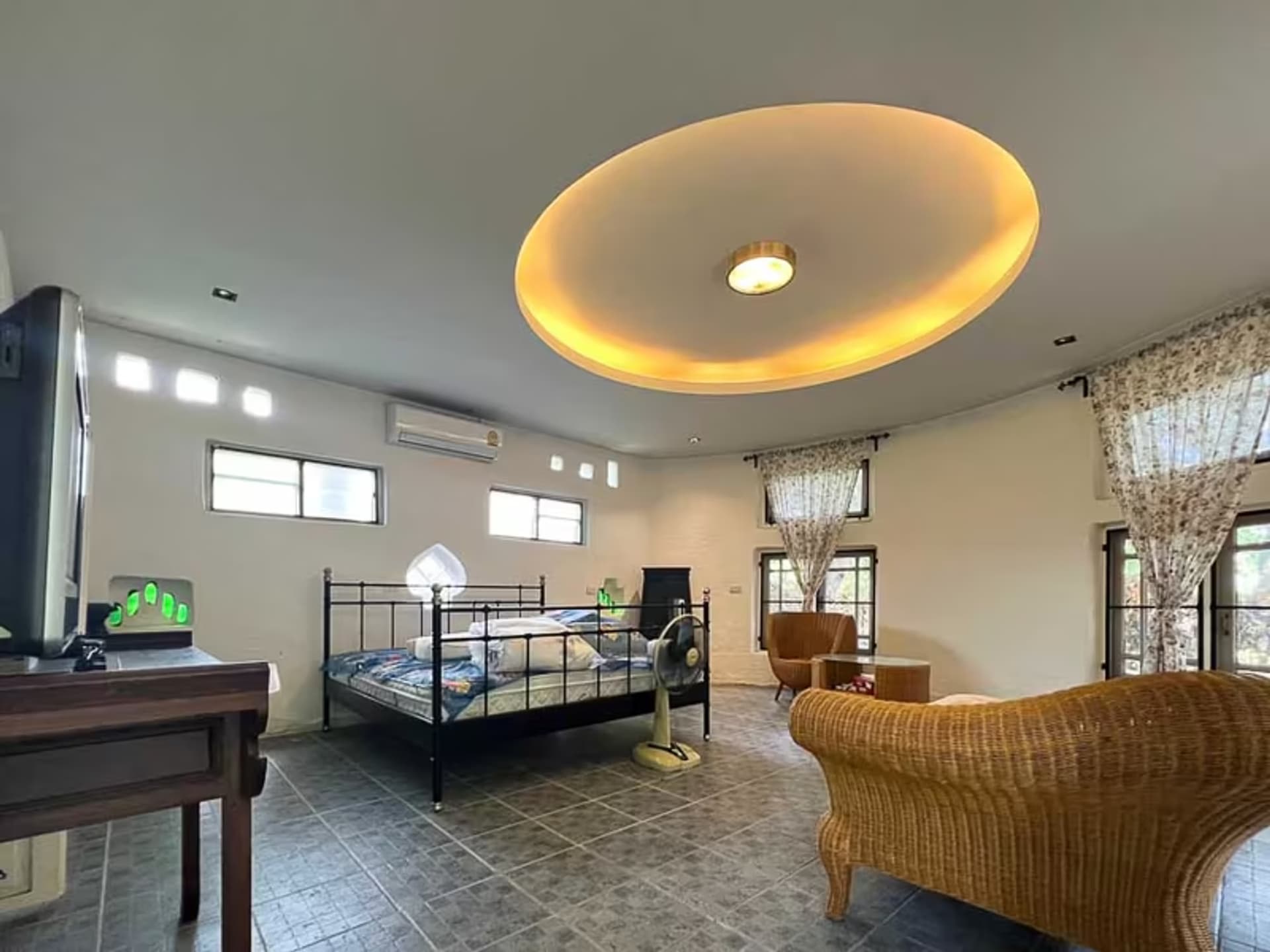 6 Bedroom House - Image 3