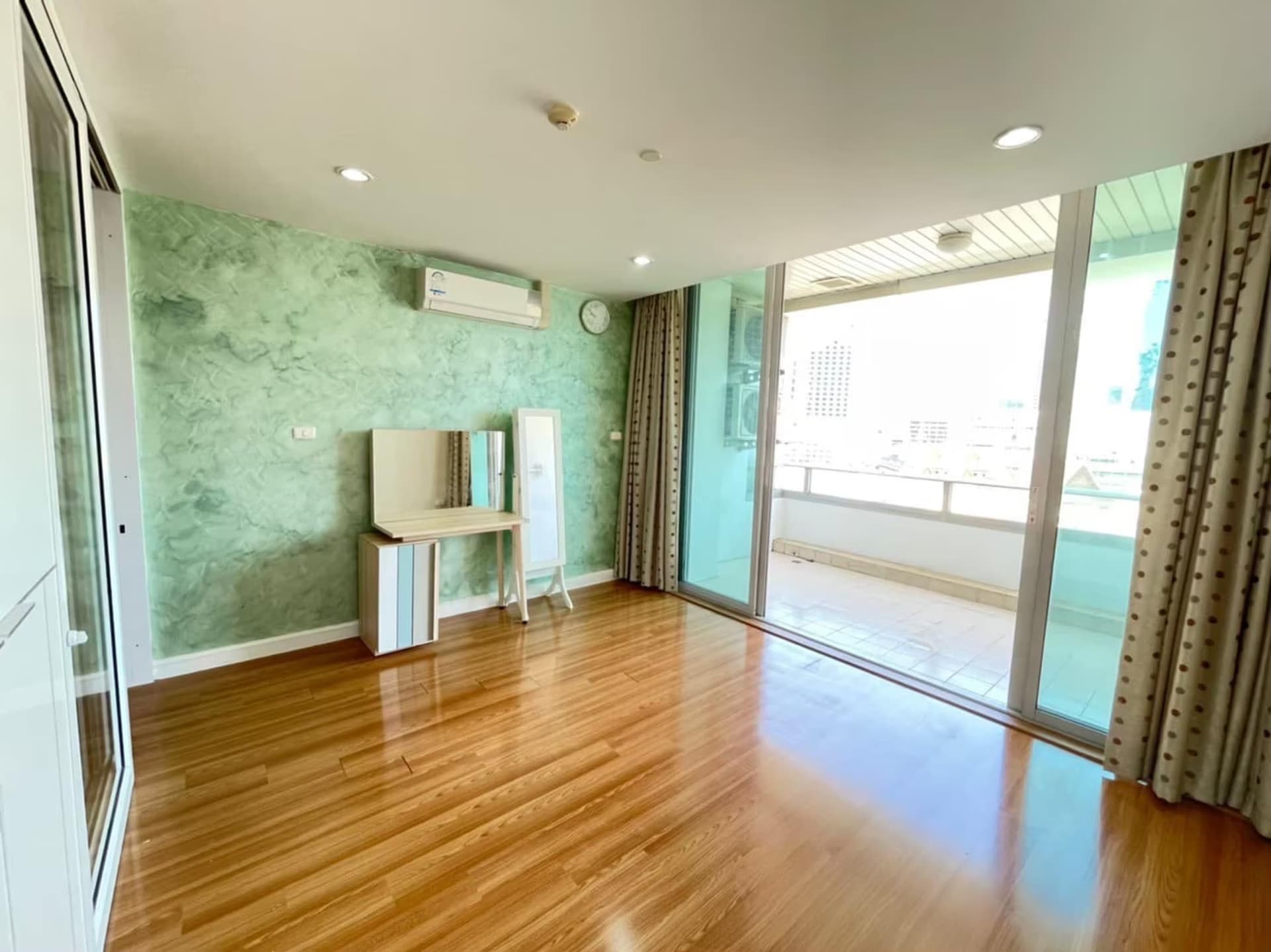 1 Bed Condo for Rent and Sale in Pathum Wan - Image 4