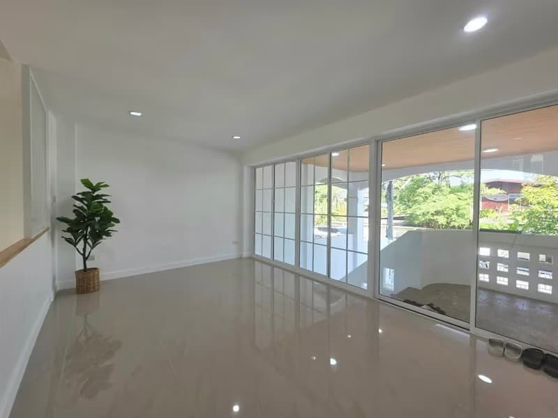 4 Bed Townhouse for Sale in Suan Luang