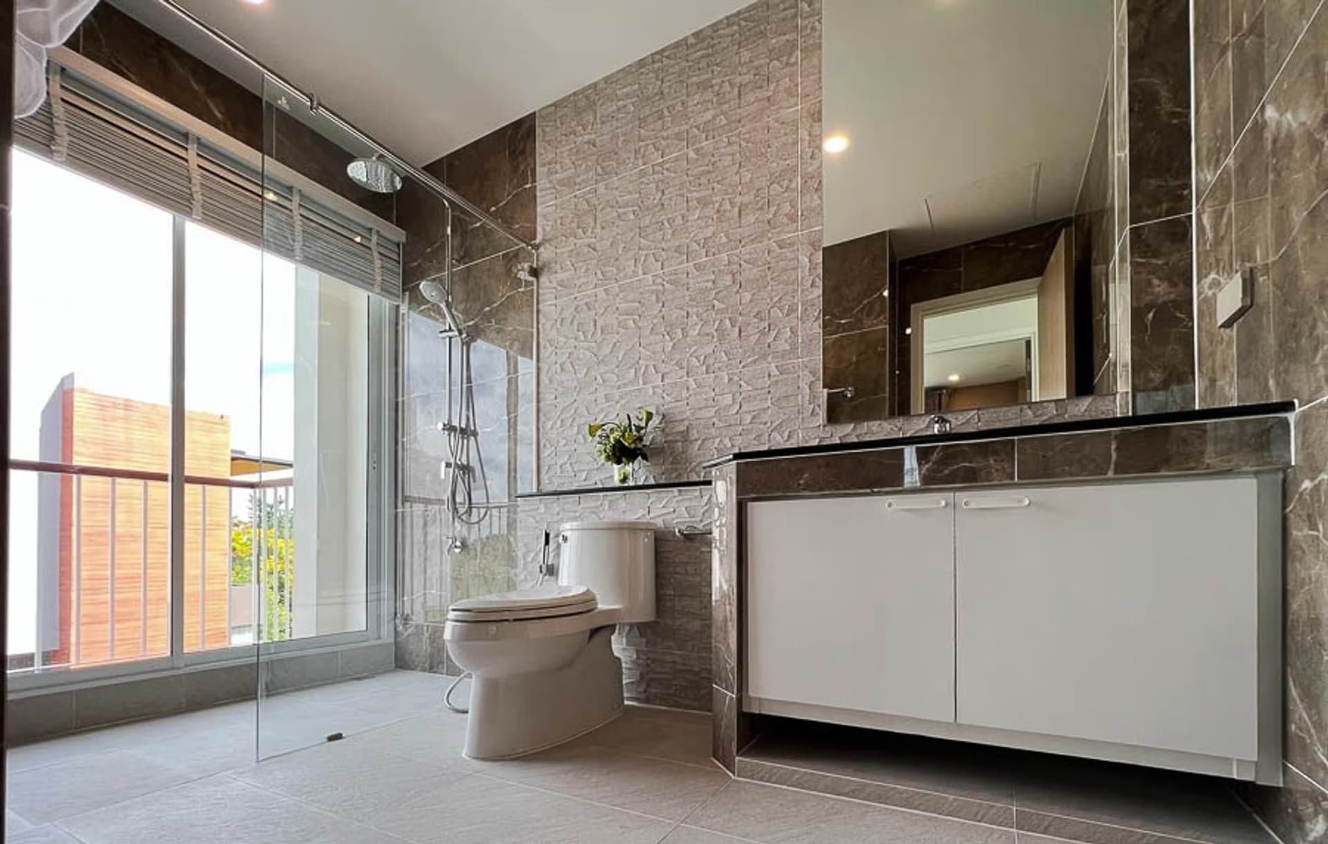 5 Bedroom House - Image 16