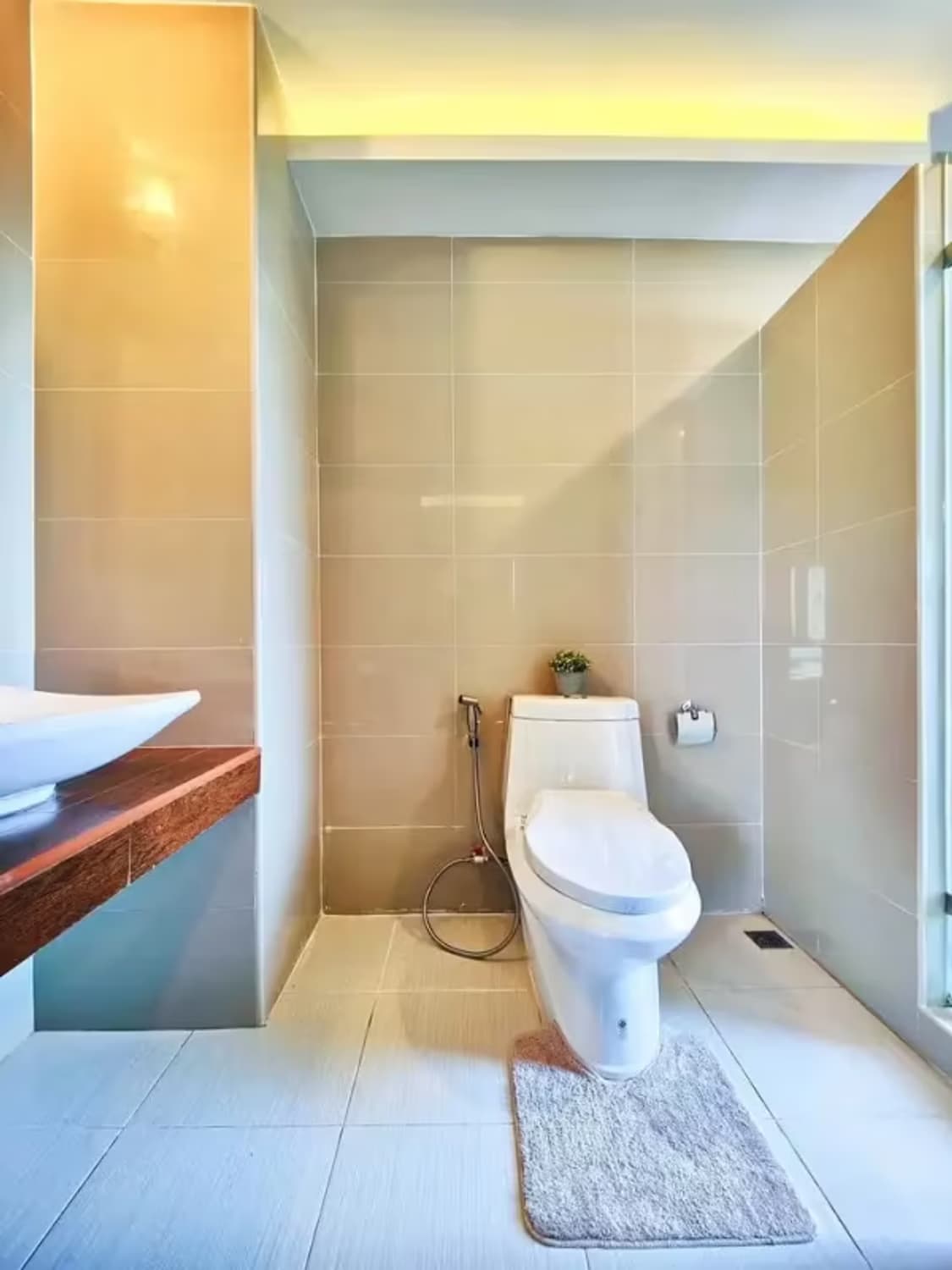 1 Bedroom Condo - Image 1