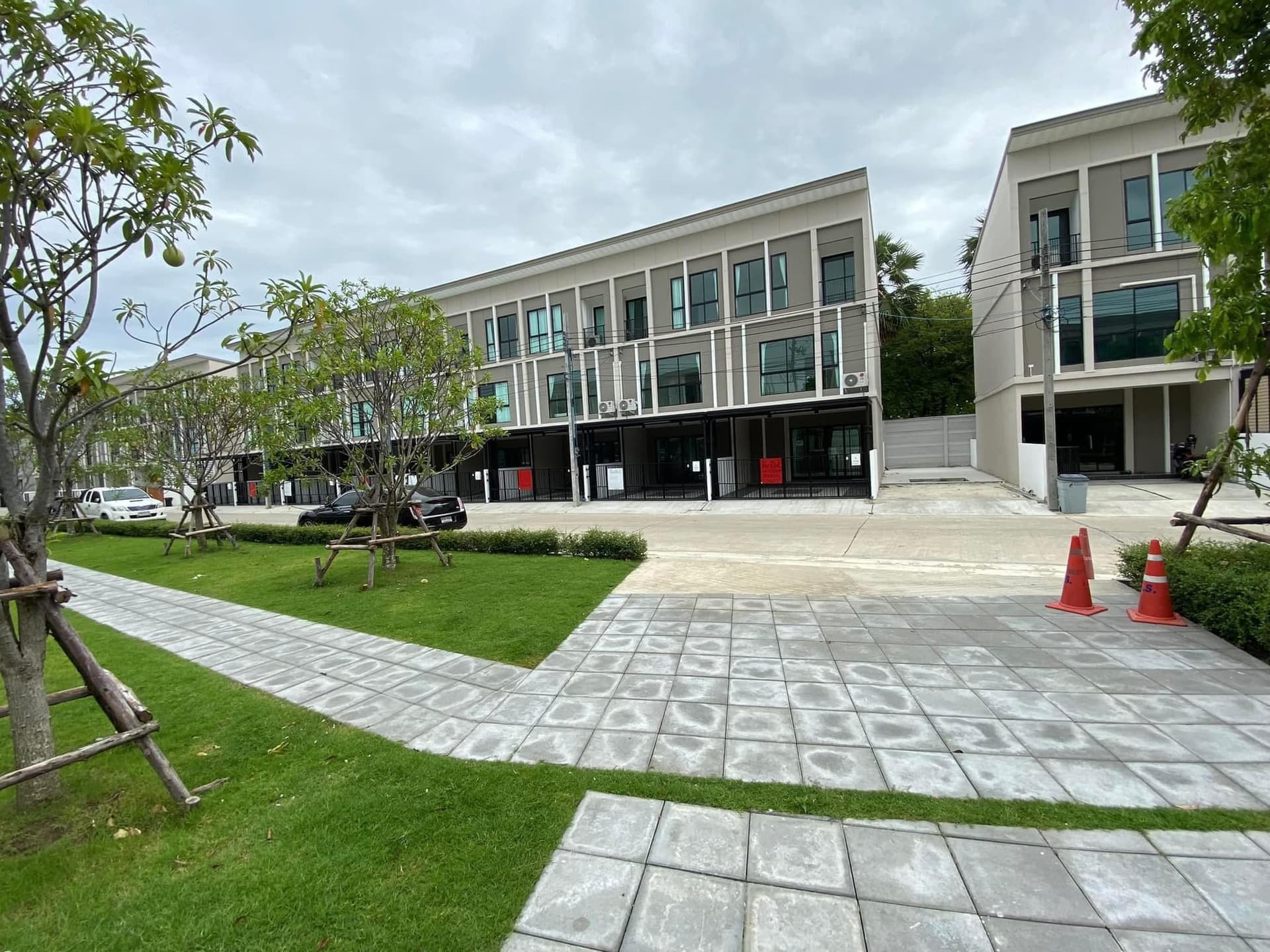 3 Bed Townhouse for Rent and Sale in Bang Kapi - Image 4