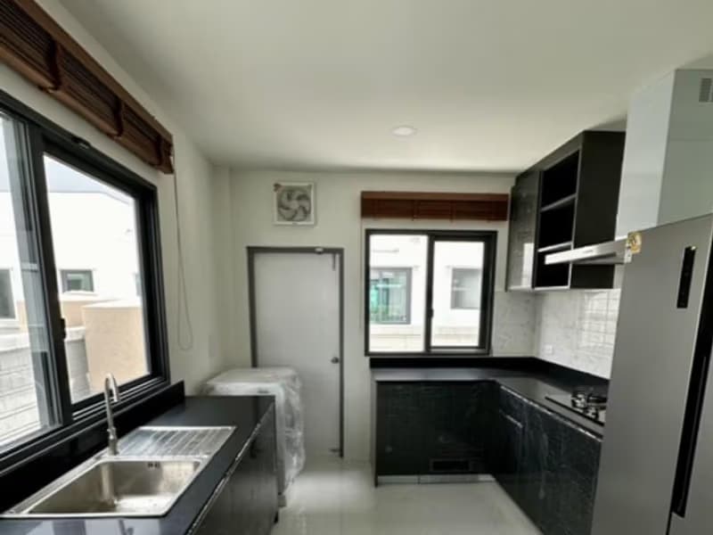 4 Bed House for Rent in Bang Phli