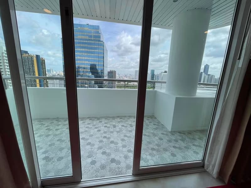 3 Bed Condo for Rent in Watthana